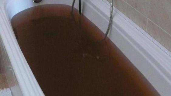 Acqua nera dal rubinetto un fenomeno ricorrente