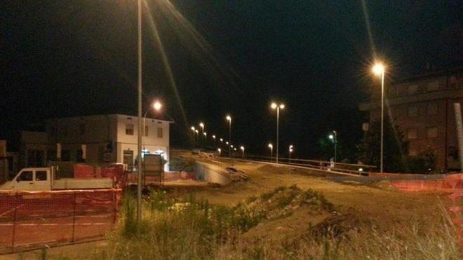 Luci accese sul cavalcavia chiuso