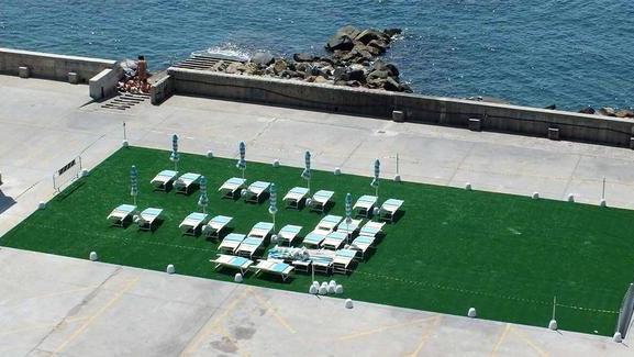 Ombrelloni all’ex alaggio, una pioggia di polemiche