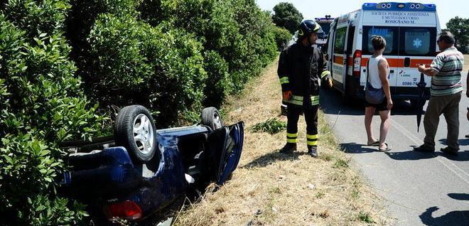 Con l’auto si ribalta e finisce in un fosso 