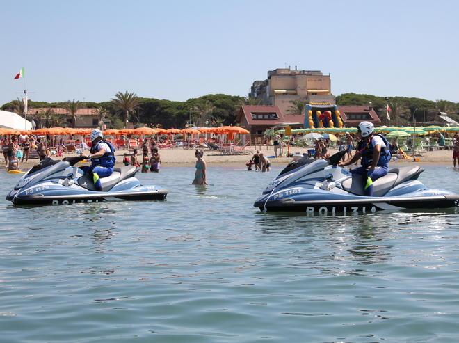 Polizia in mare con gli acquascooter 
