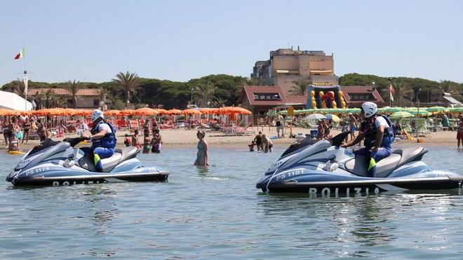 Polizia in mare con gli acquascooter