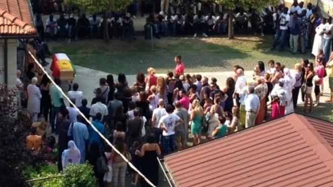 Centinaia in coda all’obitorio per dire addio a Paco