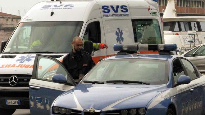 Scippa e trascina anziana La folla lo bracca: preso