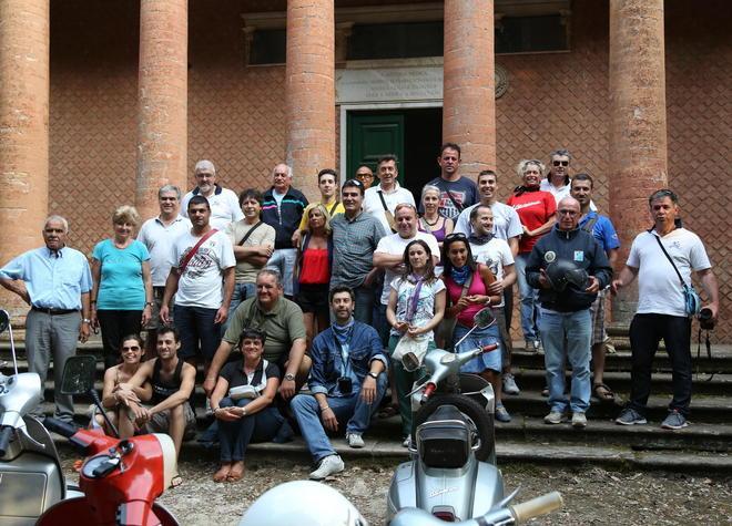 Montecalvoli, Vespa raduno in sella scattando fotografie