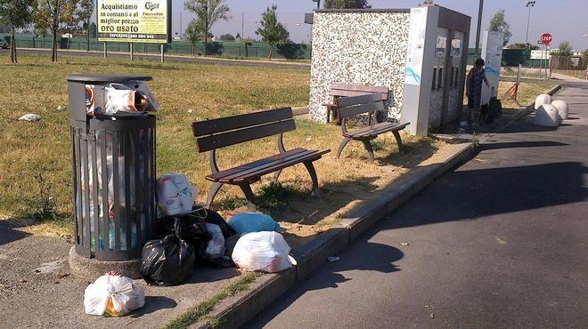 Una discarica accanto al fontanello