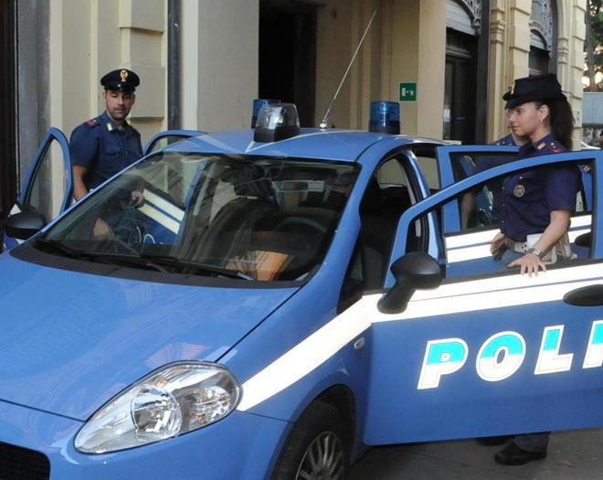 Scopre l’amante con la moglie e lo fa scappare in mutande 