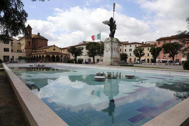 Versano il detersivo nella fontana di piazza della Vittoria 