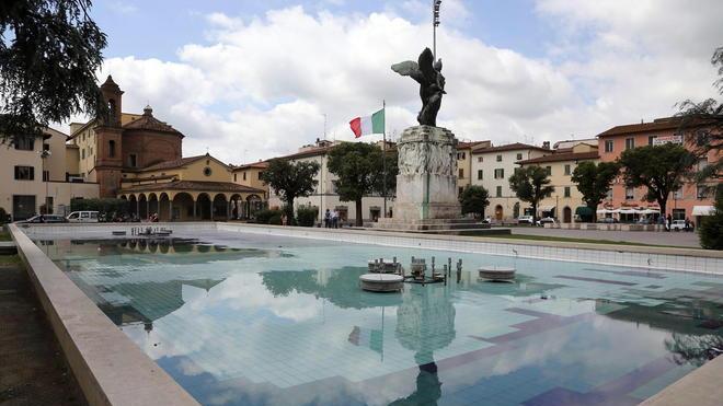 Versano il detersivo nella fontana di piazza della Vittoria