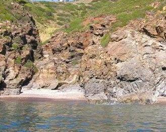Turista muore all’Elba dopo essere caduto sugli scogli 
