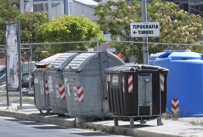 Via tutti i cassonetti dei rifiuti dalla città 