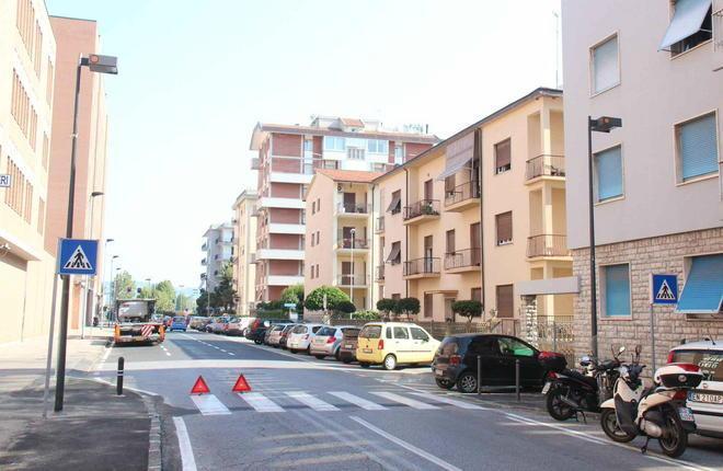 Lampione montato al contrario «Così le strisce restano al buio» 