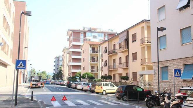 Lampione montato al contrario «Così le strisce restano al buio»