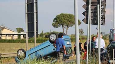 Vicarello, si ribalta con l’auto: illesa la donna alla guida