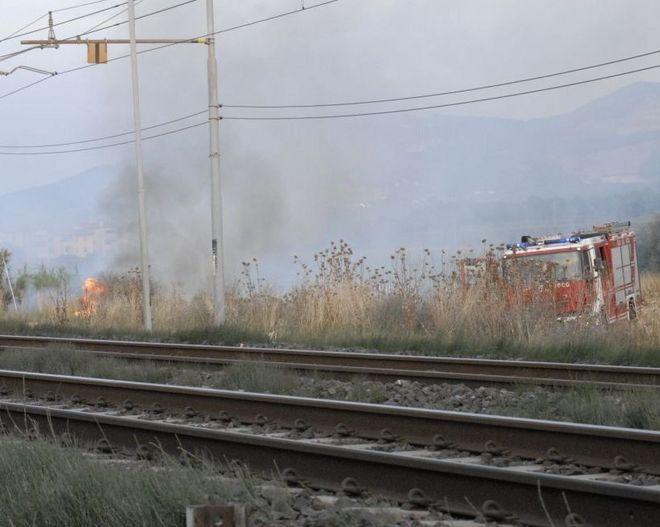 Fiamme lungo i binari, paura in una casa cantoniera 