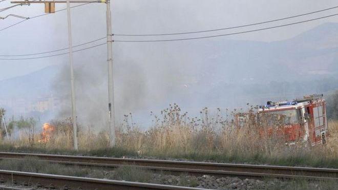 Fiamme lungo i binari, paura in una casa cantoniera