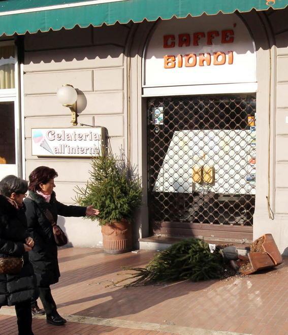 Bar e caffè chiusi, è caccia all’espresso in piazza del Popolo