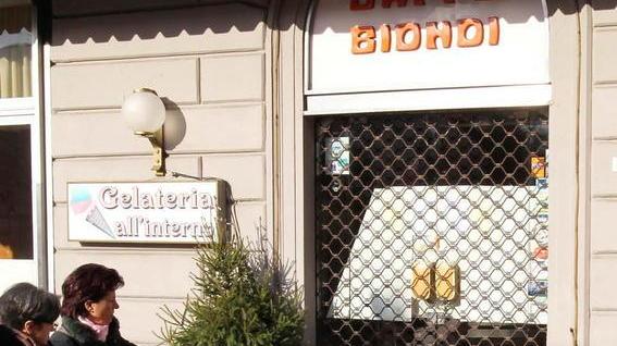 Bar e caffè chiusi, è caccia all’espresso in piazza del Popolo