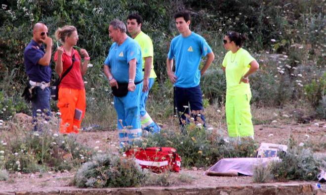 Si sfracella tra i bagnanti dopo il volo dal ponte 