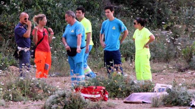Si sfracella tra i bagnanti dopo il volo dal ponte