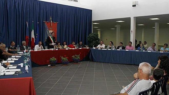 A notte fonda spuntano le accuse al sindaco