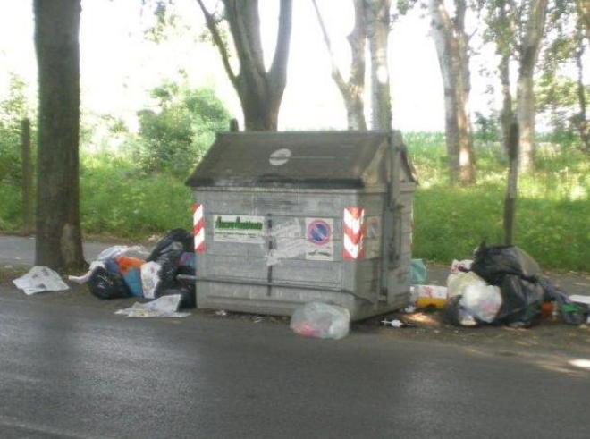 Rifiuti abbandonati sul viale Apua 