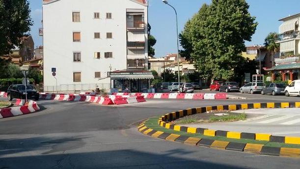 Via Sauro, la rotonda andrà a posto