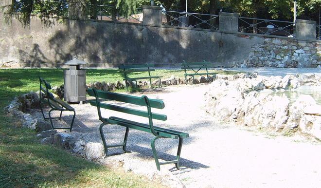 Restaurate le panchine di legno