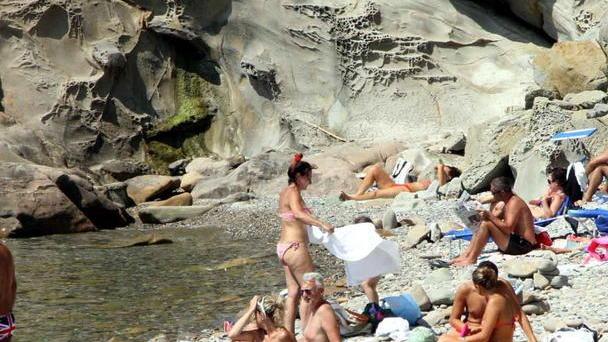 Si lancia da Calignaia tra i bagnanti
