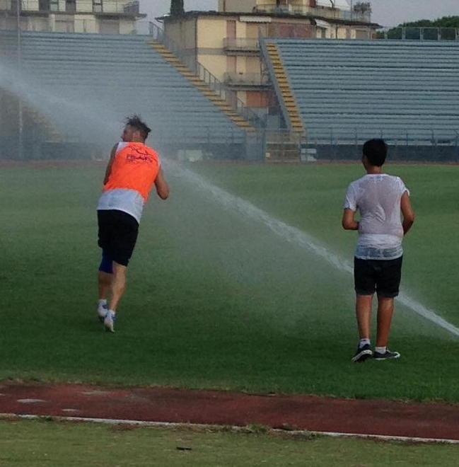 Mchedlidze gioca con gli irrigatori