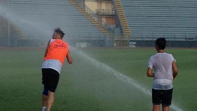 Mchedlidze gioca con gli irrigatori