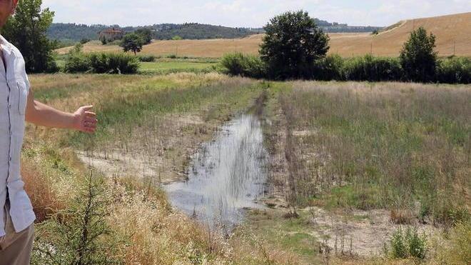 Lungo il cantiere della nuova 429, tra buche e frane