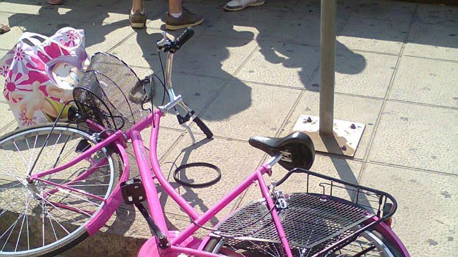 Ragazzina in bici travolta dal bus