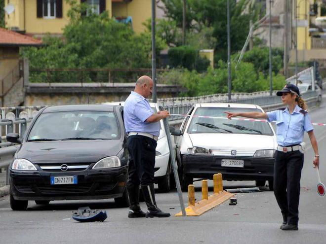 Auto contro scooter: grave un centauro 