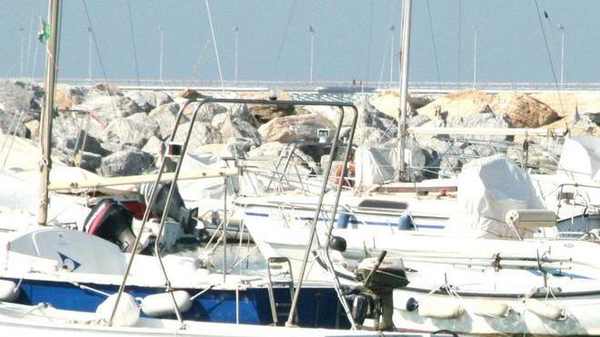 Raid al circolo Arci pesca, rubati otto motori marini