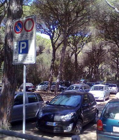Due parcheggi in pineta per i bagnanti di Marina