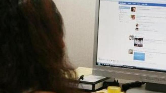 Annuncia il suicidio su Fb e si impicca in giardino