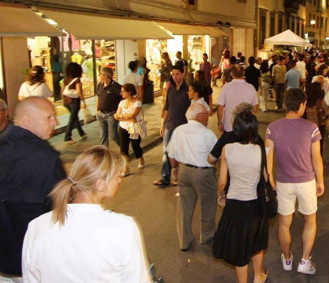 Lo shopping serale fa volare il commercio