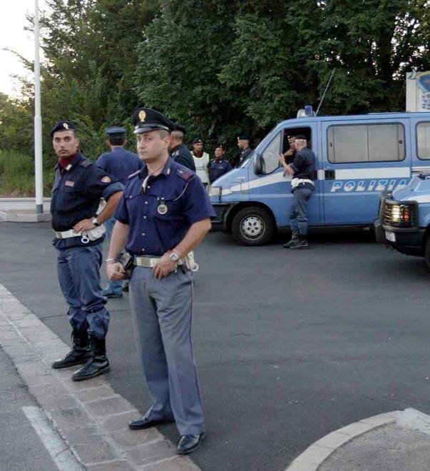 Fugge all’alt della polizia ma rimane senza benzina 