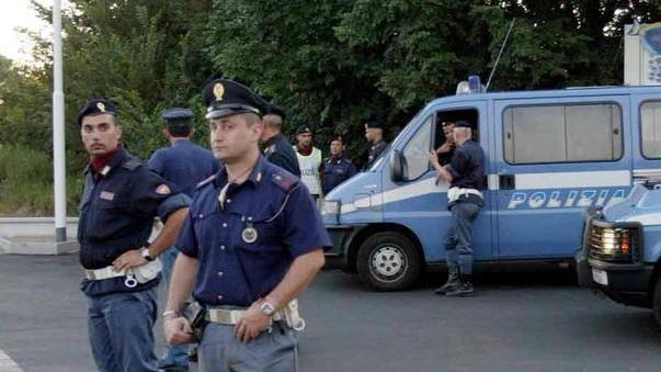 Fugge all’alt della polizia ma rimane senza benzina