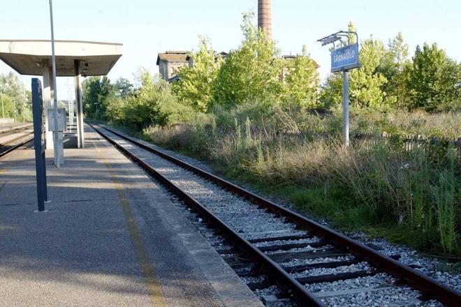 Abbattute le sbarre del passaggio a livello, treni in tilt 