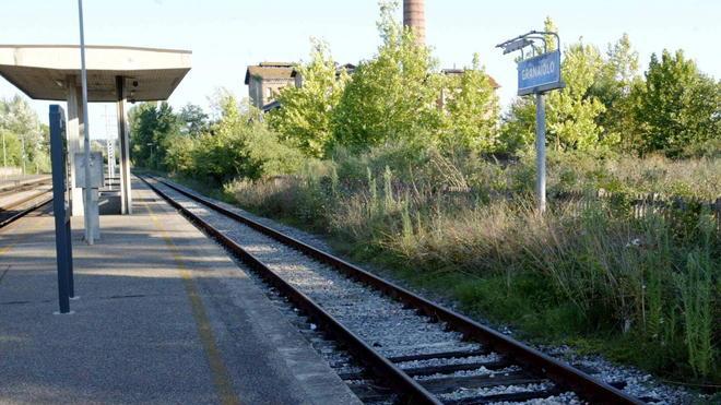 Abbattute le sbarre del passaggio a livello, treni in tilt
