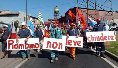 La siderurgia di Piombino non deve chiudere: operai in corteo fino al porto 