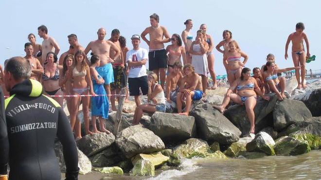 Tre Ponti, alcuni bagnanti trovano un frammento osseo