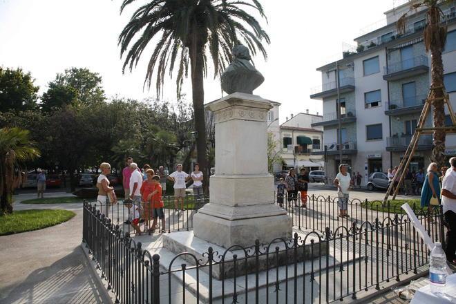 Mattonelle “firmate” per pedonalizzare piazza Shelley a Viareggio 