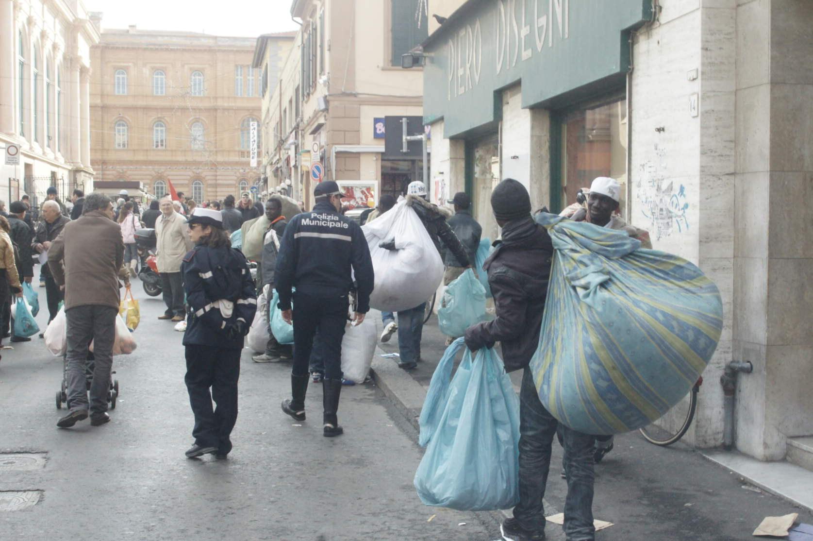Controlli sull’abusivismo, fuggi fuggi al mercato di Vada 