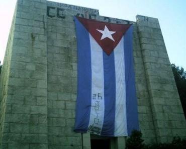 La bandiera cubana sul monumento a Ciano 