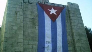 La bandiera cubana sul monumento a Ciano
