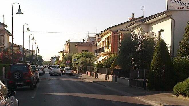 Gli rubano la bici da corsa mentre sta per caricarla in auto