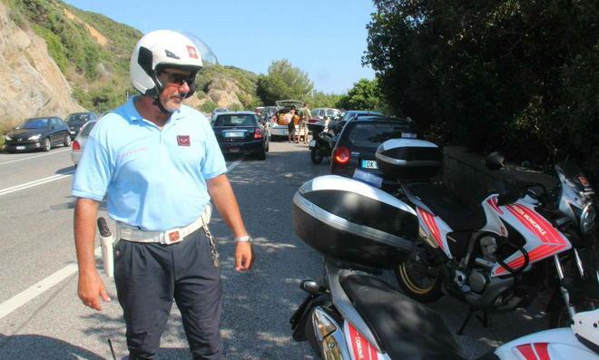 Fa inversione a U e travolge scooterista 